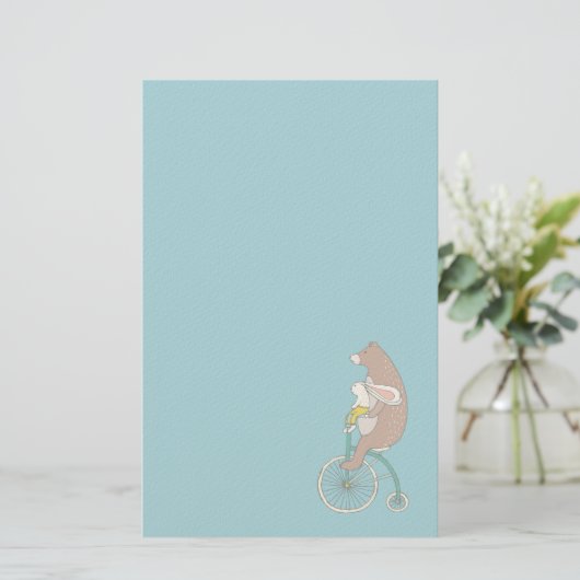 Whimsical Bunny en Beer Riding a Bike Briefpapier (Staand voorkant)