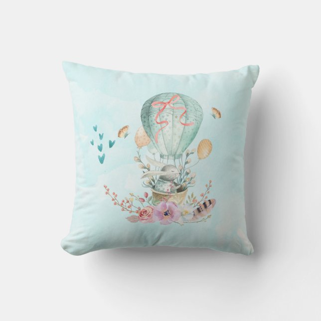 Whimsical Bunny Riding in een luchtballon Kussen (Voorkant)