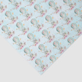 Whimsical Bunny Riding in een luchtballon Tissuepapier (Detail)