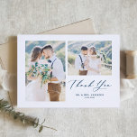 Whimsical Calligraphy Blue Photo Collage Wedding Bedankkaart<br><div class="desc">Verstuur uw dankbaarheid aan gasten voor het deel uitmaken van uw speciale dag met deze aanpasbare fotocollage dank u kaart. Het kenmerkt een grillig manuscript en klassieke typografie. Aangepast door je eigen details toe te voegen en je favoriete trouwfoto's te voorzien.</div>