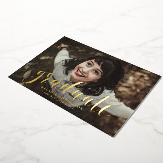 Whimsical Calligraphy Photo Graduparty Folie Uitnodiging (Gedraaid)