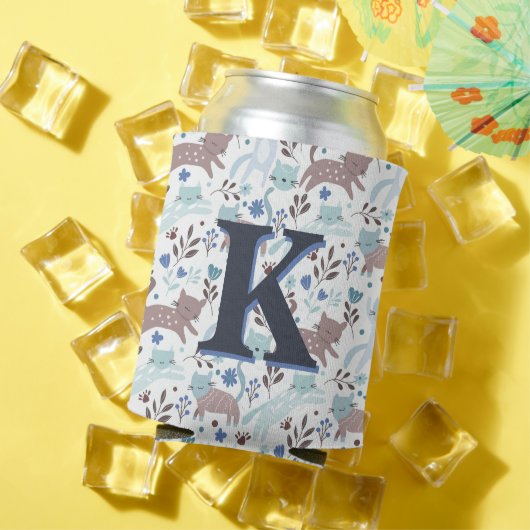 Whimsical Cat Pattern, Blauw Grijs Monogram Blikjeskoeler (Insitu Zomer)