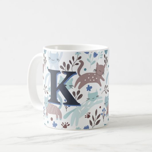Whimsical Cat Pattern, Blauw Grijs Monogram Koffiemok (Voorkant links)