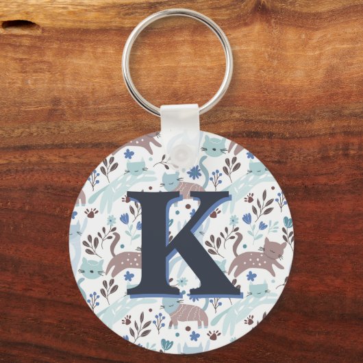 Whimsical Cat Pattern, Blauw Grijs Monogram Sleutelhanger (Voorkant)