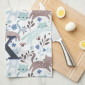 Whimsical Cat Pattern, Blauw Grijs Monogram Theedoek (Quarter Fold)