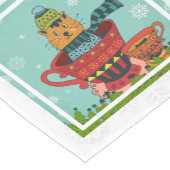 Whimsical Cat Sitting a Teacup Kerstmis Korte Tafelloper (Hoek)