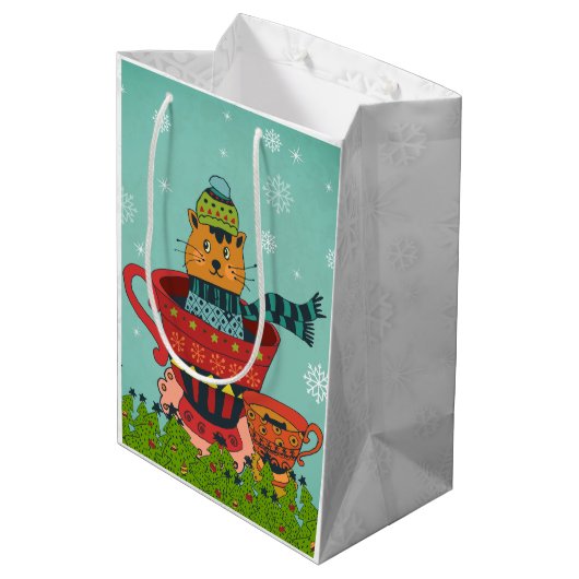 Whimsical Cat Sitting a Teacup Kerstmis Medium Cadeauzakje (Achterkant Gekanteld)