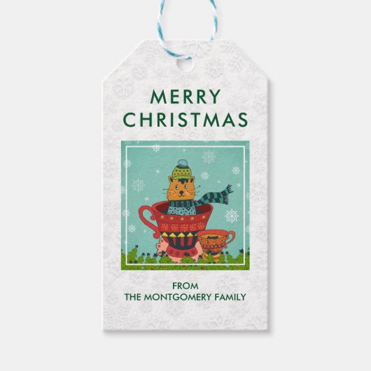 Whimsical Cat Sitting a Teacup Merry Kerstmis Cadeaulabel (Voorkant)