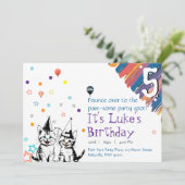 Whimsical Cat Verjaardag Uitnodiging (Staand voorkant)