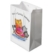 Whimsical Cats met Birthday Cake Medium Cadeauzakje (Achterkant Gekanteld)