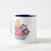 Whimsical Cats met Birthday Cake Tweekleurige Koffiemok (Voorkant links)