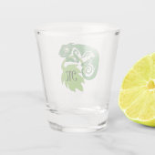 Whimsical Chameleon die op het Hops Monogram klimt Shot Glas (Achterkant)