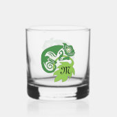 Whimsical Chameleon die op het Hops Monogram klimt Whisky Glas (Achterkant)