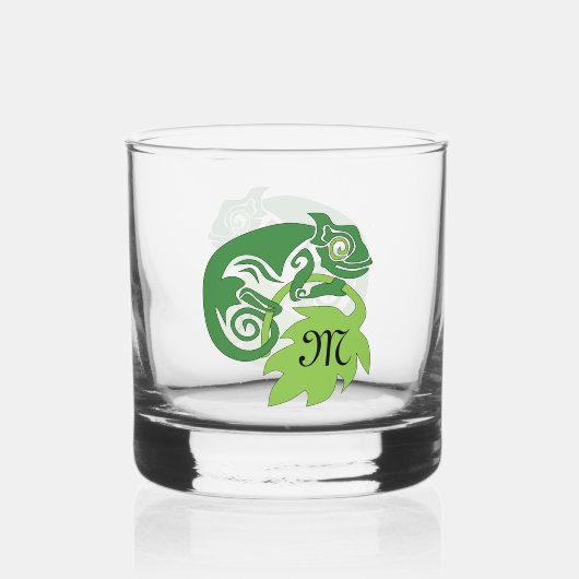 Whimsical Chameleon die op het Hops Monogram klimt Whisky Glas (Achterkant)