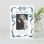 Whimsical Champagne Toren Save the Date Hand Getek (Staand voorkant)