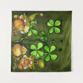 Whimsical Clovers en Irish Leprechaun Gnomes Wandkleed (Voorkant (horizontaal))