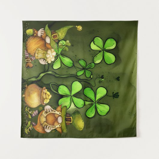 Whimsical Clovers en Irish Leprechaun Gnomes Wandkleed (Voorkant (horizontaal))