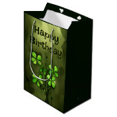 Whimsical Clovers Irish Happy Birthday Medium Cadeauzakje (Voorkant Gekanteld)