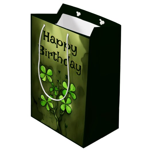 Whimsical Clovers Irish Happy Birthday Medium Cadeauzakje (Achterkant Gekanteld)