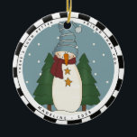 Whimsical Country Snowman - Gepersonaliseerde vrie Keramisch Ornament<br><div class="desc">Whimsical Country Snowman Specialized Friend Ceramic Ornament - is het perfecte cadeau voor je vriend(in). Een primitieve sneeuwman uit het land is gekleed in zijn beste blauw gestreept pet en een kruidenierssjaal met mosterdgele sterren en staat tussen twee pijnbomen op een blauwe sneeuwachtergrond. Het ornament luidt: "Er is een sneeuwbetere...</div>