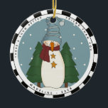 Whimsical Country Snowman - Gepersonaliseerde vrie Keramisch Ornament<br><div class="desc">Whimsical Country Snowman Specialized Friend Ceramic Ornament - is het perfecte cadeau voor je vriend(in). Een primitieve sneeuwman uit het land is gekleed in zijn beste blauw gestreept pet en een kruidenierssjaal met mosterdgele sterren en staat tussen twee pijnbomen op een blauwe sneeuwachtergrond. Het ornament luidt: "Er is een sneeuwbetere...</div>