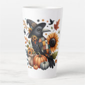 Whimsical Crow met pompoenen en zonnebloemen Latte Mok (Voorkant)