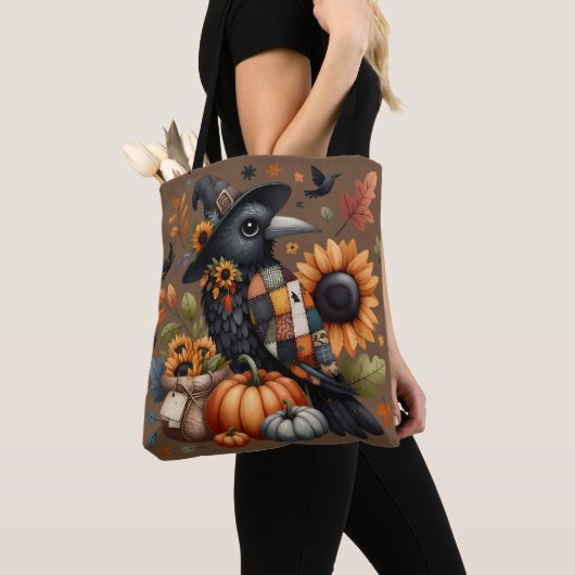 Whimsical Crow met pompoenen en zonnebloemen Tote Bag (Dichtbij)