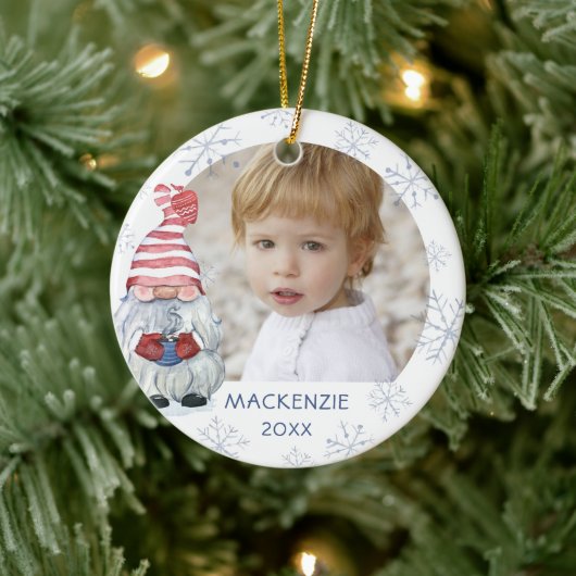 Whimsical Cute Gnome Snowflake Fotonaam Jaar Keramisch Ornament (Boom)