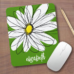 Whimsical Daisy - avocado groene trendy scriptnaam Muismat<br><div class="desc">Een zen en grillige tekening van een madeliefje. De moderne lijnen zijn met de hand getekend en bevatten witte bloemblaadjes en een geel centrum voor de bloem. De achtergrond is een levendig groen - en de naam is een trendy script in het wit. U kunt een naam, monogram of andere...</div>
