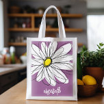 Whimsical Daisy - orchid - trendy script name Boodschappentas<br><div class="desc">Een bevroren en grillige tekening van een maaltijd. De moderne lijnen zijn met de hand getekend en bevatten witte bladen en een geel midden voor de bloem. De achtergrond is een zacht, pastel paars - en de naam is een trendy manuscript in wit. U kunt een naam, een monogram of...</div>