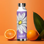 Whimsical Daisy - orchid - trendy script name Waterfles<br><div class="desc">Een bevroren en grillige tekening van een maaltijd. De moderne lijnen zijn met de hand getekend en bevatten witte bladen en een geel midden voor de bloem. De achtergrond is een zacht, pastel paars - en de naam is een trendy manuscript in wit. U kunt een naam, een monogram of...</div>