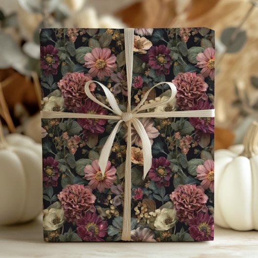 Whimsical Dark Moody Boho Bloemen Roze en Groen Cadeaupapier