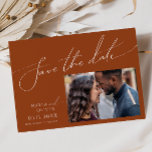 Whimsical Desert | Horizontaal foto Terracotta Save The Date<br><div class="desc">Deze witte woestijn | Terracotta foto horizontaal behalve de datum is perfect voor je eenvoudige, rustige westerne beige en terracotta aardnoten bruiloft. Het neutrale aardeboho kleurenpalet is zuidwest met een modern retro-gevoel. Het manuscript is een delicate minimalistische handgeschreven kalligrafie die vrij elegant en romantisch is. Het product is bewerkbaar en...</div>