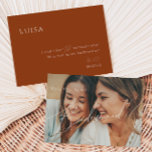Whimsical Desert Rust Faded Foto Bridesmaid Kaart<br><div class="desc">Deze witte, woestijnrode fotobruidkaart is perfect voor je eenvoudige, rustige, westerne beige en terracotta aardtinten bruiloft. Het neutrale aardeboho kleurenpalet is zuidwest met een modern retro-gevoel. Het manuscript is een delicate minimalistische handgeschreven kalligrafie die vrij elegant en romantisch is. Het product is bewerkbaar en beschikt over voldoende lege ruimte, zodat...</div>