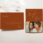 Whimsical Desert | Rust Photo Maid of Honor Kaart<br><div class="desc">Deze witte woestijn | Roestfotomeisje van een eremkaart is perfect voor je eenvoudige, rustige westerne beige en terracotta aardentonen bruiloft. Het neutrale aardeboho kleurenpalet is zuidwest met een modern retro-gevoel. Het manuscript is een delicate minimalistische handgeschreven kalligrafie die vrij elegant en romantisch is. Het product is bewerkbaar en beschikt over...</div>