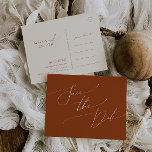 Whimsical Desert | Rust Save the Date Briefkaart<br><div class="desc">Deze witte woestijn | Roest save the date briefkaart is ideaal voor je eenvoudige rustige westerne beige en terracotta aardentonen bruiloft. Het neutrale aardeboho kleurenpalet is zuidwest met een modern retro-gevoel. Het manuscript is een delicate minimalistische handgeschreven kalligrafie die vrij elegant en romantisch is. Het product is bewerkbaar en beschikt...</div>