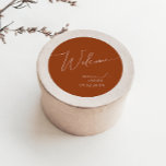 Whimsical Desert | Welkom Terracotta Wedding Ronde Sticker<br><div class="desc">Deze witte woestijn | terracotta bruiloft welkome klassieke ronde sticker is perfect voor uw eenvoudige rustige westerne beige en terracotta aardnoten bruiloft. Het neutrale aardeboho kleurenpalet is zuidwest met een modern retro-gevoel. Het manuscript is een delicate minimalistische handgeschreven kalligrafie die vrij elegant en romantisch is. Het product is bewerkbaar en...</div>