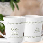 Whimsical Doodle Olive Groen Bruiloft Latte Mok<br><div class="desc">Huwelijksfeestgeschenk om te personaliseren voor de moeder van de bruid of bruidegom, uw bruidsmannen of iemand in uw bruidsfeestje. U kunt ook de naam van de bruid en bruidegom en hun trouwdatum toevoegen. Eenvoudig modern grillig doodle ontwerp met liefdesharten. U bent ook van harte welkom om de kleuren in het...</div>