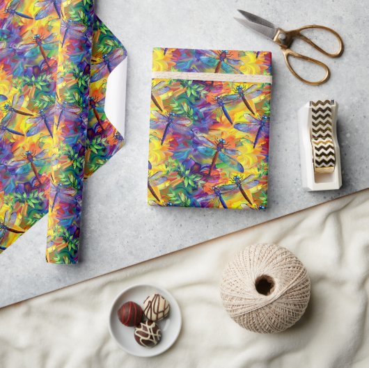 Whimsical Dragonfly Patroon met levendige achtergr Cadeaupapier (Crafts)