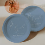 Whimsical Dusty Blue Het is een meisje! Baby Showe Papieren Bordje<br><div class="desc">Introductie van ons grillige stoffige blauw het is een meisje! baby shower papieren borden, ideaal voor uw eenvoudige moderne boho spring of winterfeest! Deze uitnodiging heeft een boho-chique sfeer met elegante kalligrafie en een minimalistisch wit-op-blauw ontwerp. Bovendien is het bewerkbaar, zodat je je eigen stijlvolle, grillige touch aan creëer kunt...</div>