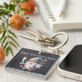 Whimsical Educator: Gnoom op schoolbord Sleutelhanger (Voorkant Rechts)