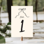 Whimsical eigenzinnige handgeschreven strik kaart<br><div class="desc">Whimsical vrijgezellenfeesten tafelnummer met een prachtige handgetekende boog in een leuke en speelse stijl,  vergezeld van een casual,  handgeschreven lettertype dat perfect de opwinding en vreugde van de gelegenheid vastlegt. Het welkomstbord wordt geleverd in een neutraal kleurenschema van bosdonkergrijs op ecru.</div>