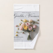 Whimsical Elegance: een door portretten geïnspiree Bad Handdoek (Handdoek)