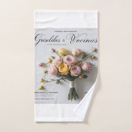 Whimsical Elegance: een door portretten geïnspiree Bad Handdoek (Handdoek)