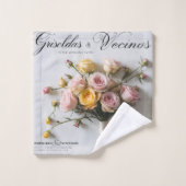 Whimsical Elegance: een door portretten geïnspiree Bad Handdoek (Wasdoekje)