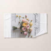 Whimsical Elegance: een door portretten geïnspiree Bad Handdoek (Handdoek)