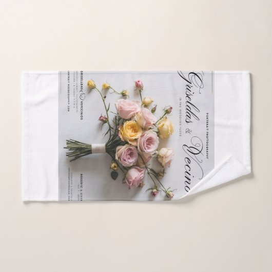 Whimsical Elegance: een door portretten geïnspiree Bad Handdoek (Handdoek)