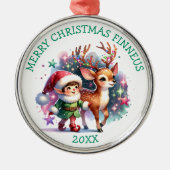 Whimsical Elf en Rendier Kerstmis gepersonaliseerd Metalen Ornament (Voorkant)