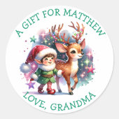 Whimsical Elf en Rendier Kerstmis van en naar Ronde Sticker (Voorkant)