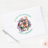 Whimsical Elf en Rendier Kerstmis van en naar Ronde Sticker (Envelop)